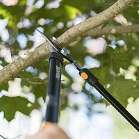 Élagueur Fiskars de 71 cm (28 po) Coupe net les grosses branchesjusqu’à 4 cm (1-1/2 po) de diamètre, muni de butées qui absorbent les chocs pour plus de confort.