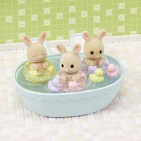 Calico Critters Triplets Ensemble de bain pour bébé, maison de poupée avec 3 figurines et accessoires
