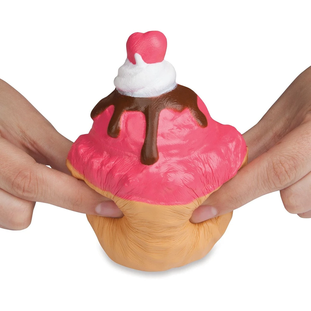 Squishies mous et doux The Orb Factory à coupe gaufre crème glacée cerise