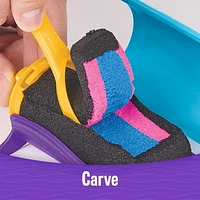 Kinetic Sand,Coffret Slice N' Surprise avec 383 g de sable de jeu noir, rose et bleu et 7 outils, Jouets sensoriels pour les enfants à partir de 3 ans