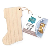 On the Surface bas de Noël en bois avec bordure pailletée argentée, ornement ou<br>étiquette-cadeau avec ficelle en jute pour l’accrocher