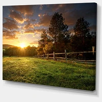 Designart Ranch clôturé au lever du soleil Art mural sur toile