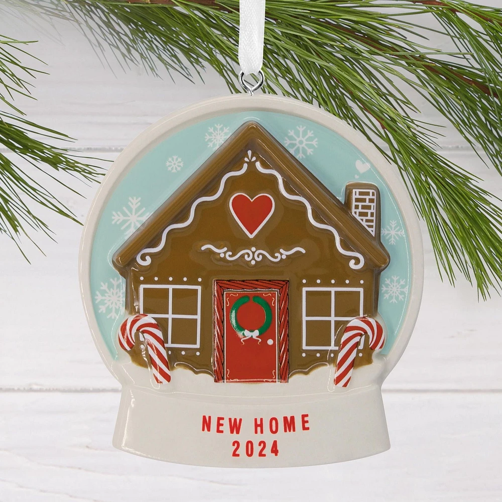 Décoration Hallmark de Noël (Boule à neige, maison de pain d'épices, 2024, céramique)