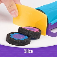 Kinetic Sand,Coffret Slice N' Surprise avec 383 g de sable de jeu noir, rose et bleu et 7 outils, Jouets sensoriels pour les enfants à partir de 3 ans