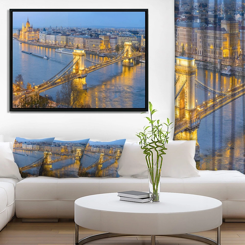Design Art <br>Bâtiment De La Chaîne Et Le Parlement À Budapest  Sur Toile Encadrée