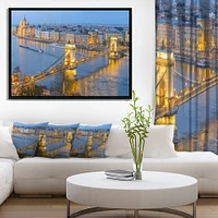 Design Art <br>Bâtiment De La Chaîne Et Le Parlement À Budapest  Sur Toile Encadrée