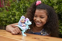Poupée Bébé Licorne Cave Club d’environ 8 cm avec cheveux frisés bleus, tenue, accessoires et figurine dinosaure, cadeau à partir de 4 ans