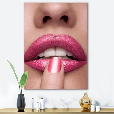 Designart Lèvres roses de femme avec le doigt sur la bouche Art mural sur toile