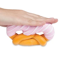 Squishies mous et doux The Orb Factory à bretzel fraise