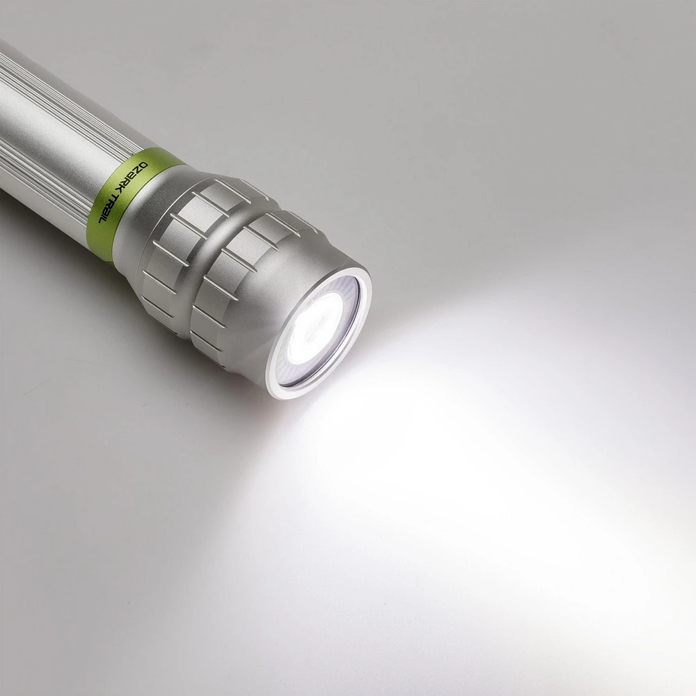 Lampe de poche rechargeable à DEL à gradation automatique Ozark Trail 2000 lumens Lampe de poche de camping à DEL