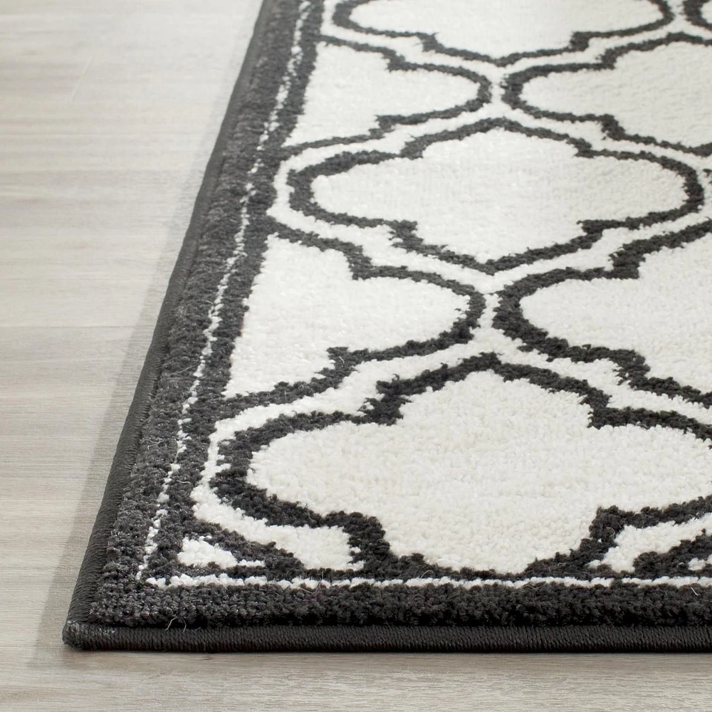 Safavieh Amherst Wilson Geometric Area Rug