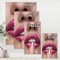 Designart Lèvres roses de femme avec le doigt sur la bouche Art mural sur toile