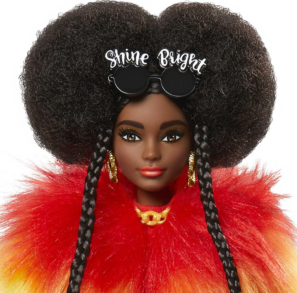 Poupée Barbie Extra #1 vêtue d’un manteau arc-en-ciel en fourrure