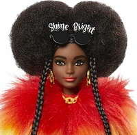 Poupée Barbie Extra #1 vêtue d’un manteau arc-en-ciel en fourrure