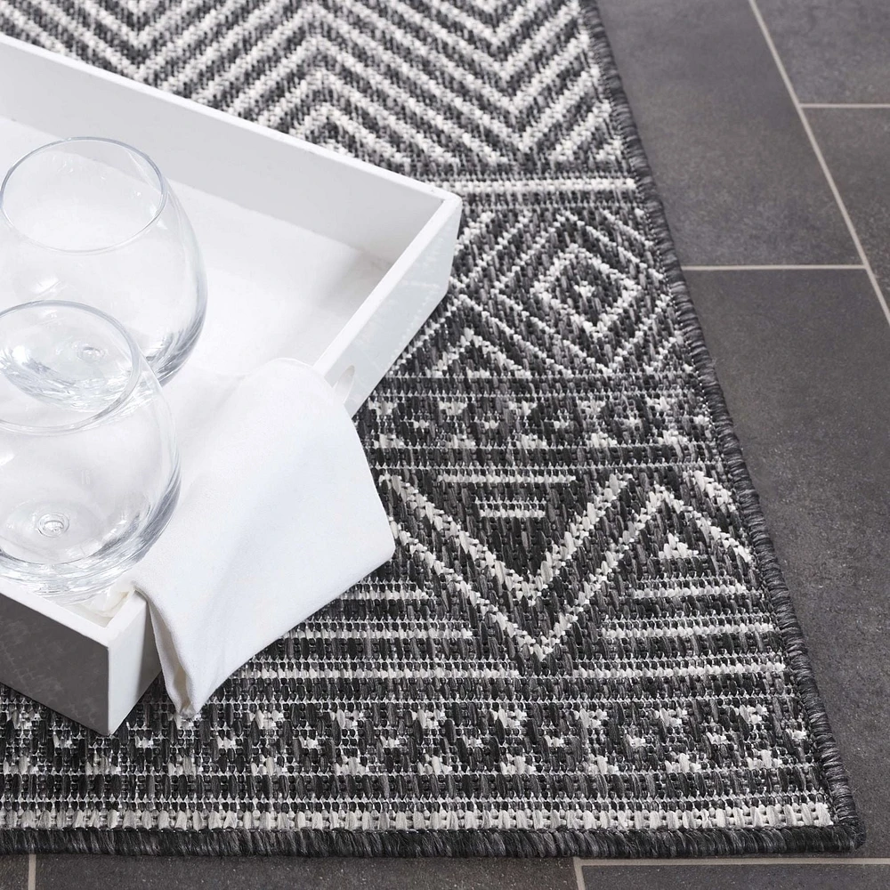 SAFAVIEH Beach House Jolanta Geometric Indoor/Outdoor Area Rug