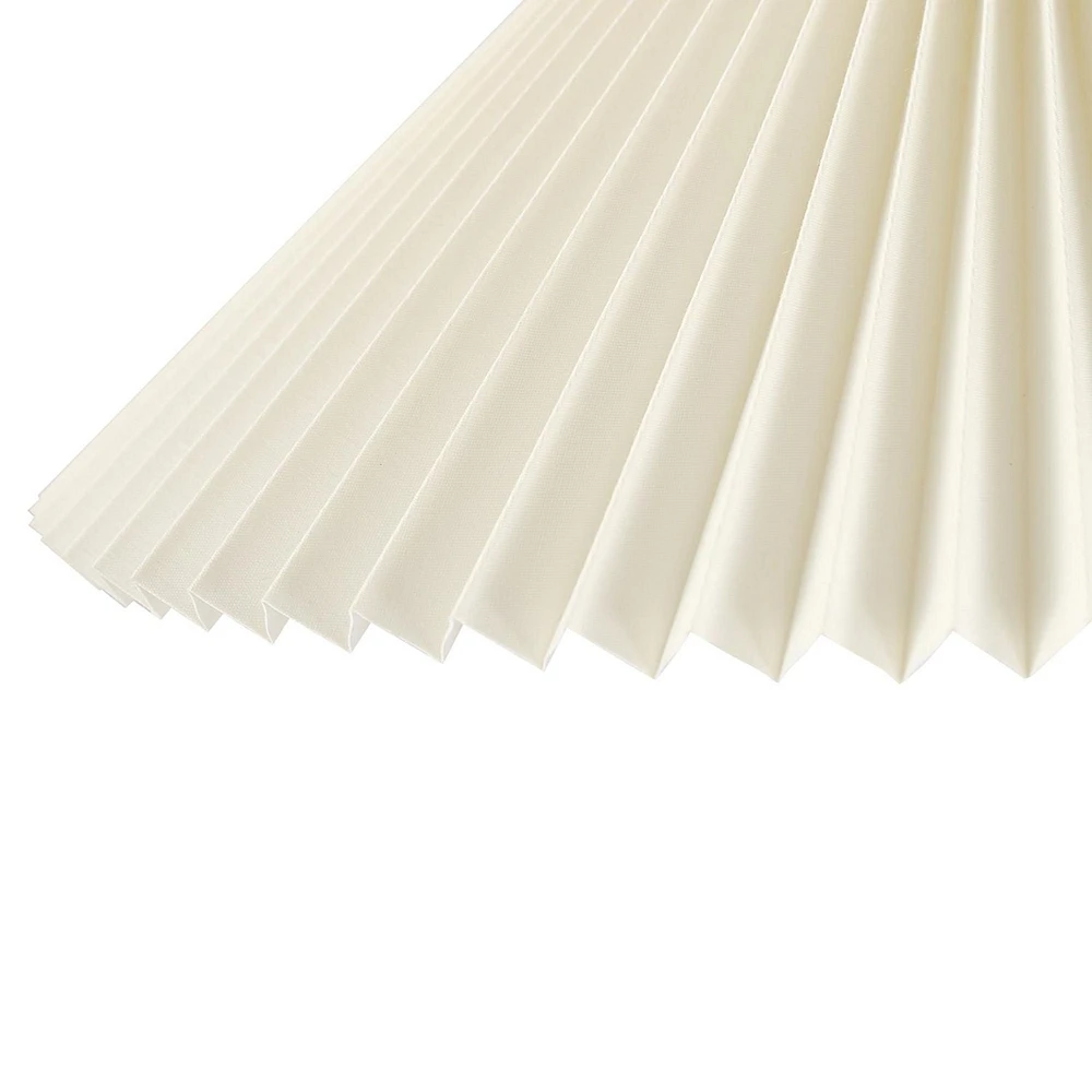 Lampe sur pied de 1,57 m (62 po) de Novogratz x Globe couleur bois avec abat-jour en tissu plissé blanc cassé<br>
