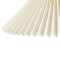 Lampe sur pied de 1,57 m (62 po) de Novogratz x Globe couleur bois avec abat-jour en tissu plissé blanc cassé<br>