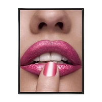 Designart Lèvres roses de femme avec le doigt sur la bouche ART MURAL À CADRE FLOTTÉ
