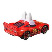 Véhicule Cars Lightning McQueen as Easter Buggy Disney Pixar à l'échelle 1:55