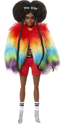 Poupée Barbie Extra #1 vêtue d’un manteau arc-en-ciel en fourrure