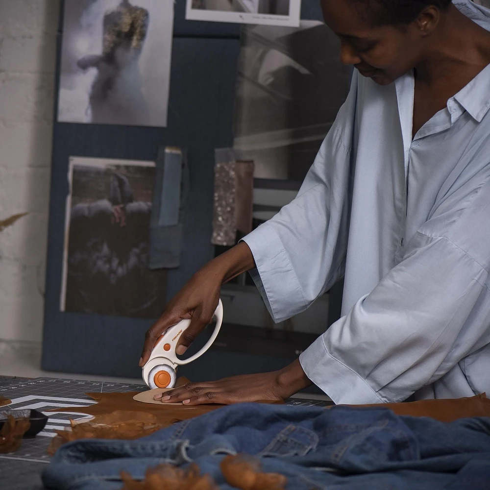Fiskars Comfort Loop Rotary Cutter 45 MM, Loop Rotary Cutter