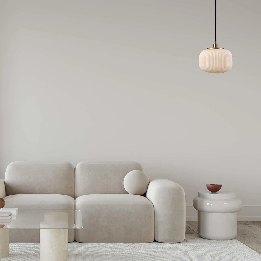 Luminaire suspendu à 1 ampoule Lily de Novogratz x Globe, laiton mat, abat-jour en verre givré nervuré