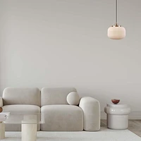 Luminaire suspendu à 1 ampoule Lily de Novogratz x Globe, laiton mat, abat-jour en verre givré nervuré