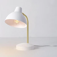 Lampe de bureau de 15 po Willow, blanc mat, bras or mat, abat-jour pivotant, interrupteur à bascule sur le cordon