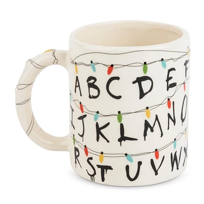 "Des Choses Étranges Allument une Tasse à Café"