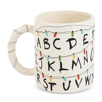 "Des Choses Étranges Allument une Tasse à Café"