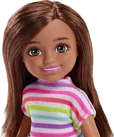 Coffret de jeu Chelsea Peut être... Barbie avec poupée Chelsea Dessinatrice de mode brunette de 15,24 cm (6 po), mannequin, machine à coudre, ruban à mesurer, ciseau, tissu, excellent cadeau pour les