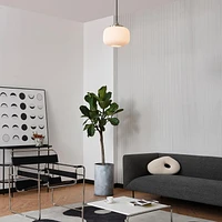Luminaire suspendu à 1 ampoule Lily de Novogratz x Globe, laiton mat, abat-jour en verre givré nervuré