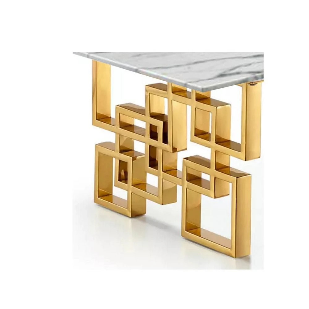 Table de salle à manger en marbre Heger avec plateau en faux marbre et pieds en acier inoxydable doré brillant.