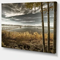 Designart Jetée de Brown Lake Art mural sur toile