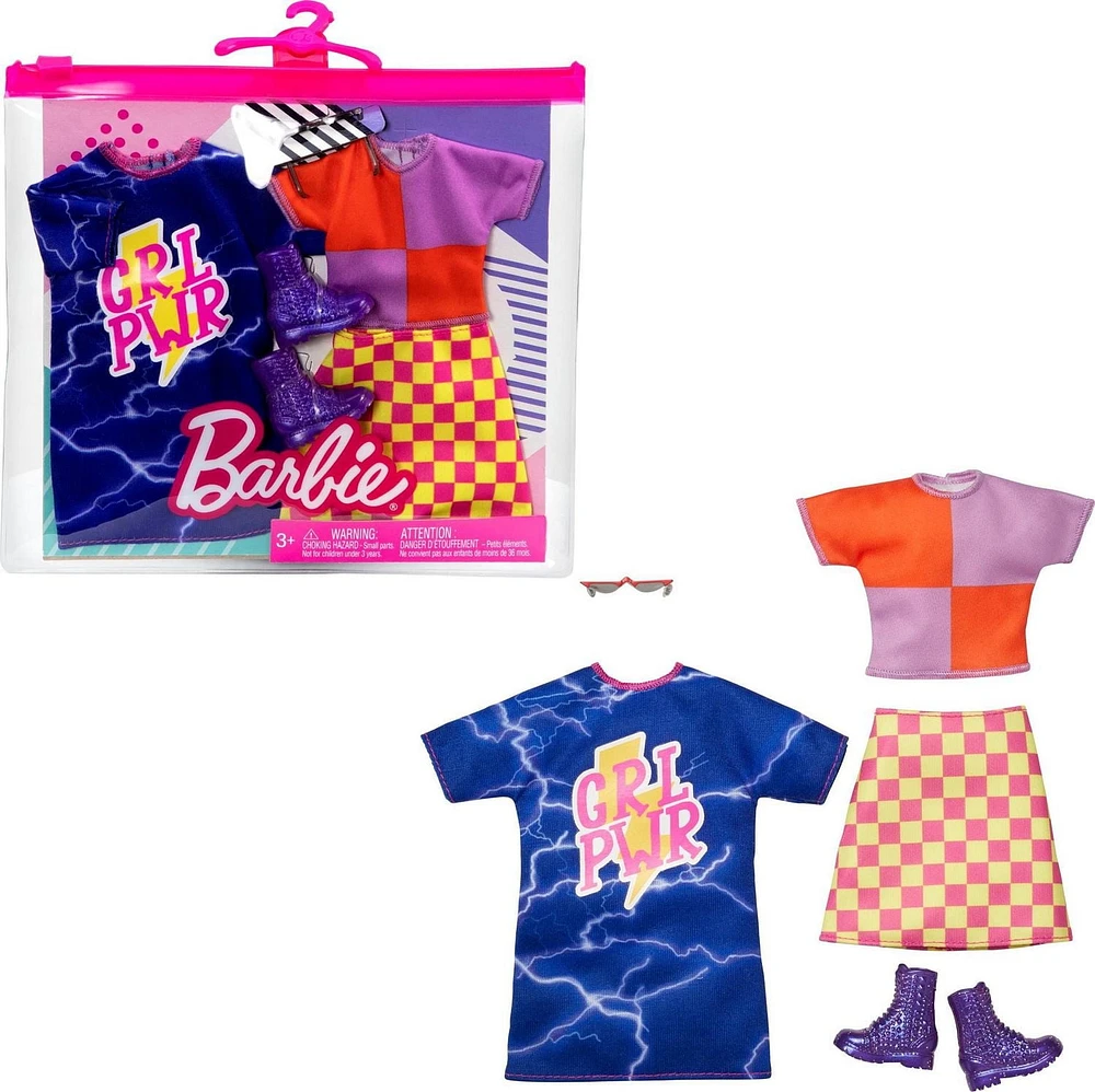 ​Coffret Tenues Barbie avec 2 tenues pour la poupée Barbie, comprend chemisier à carreaux avec jupe à carreaux, robe maillot bleue «GRL PWR» et 2 accessoires, cadeau pour les enfants de 3 à 8 ans