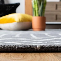Safavieh Himalaya Darin Geometric Area Rug