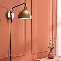Applique murale enfichable ou fixe à 1 tête en métal Dimitri par Globe Electric, laiton antique, accent noir mat, cordon recouvert de tissu noir, interrupteur sur le cordon, 51719