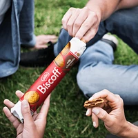 Biscuits sandwiches Lotus Biscoff fourrés à la crème à saveur de chocolat au lait, 150g Biscuits sandwiches Lotus Biscoff fourrés à la crème à saveur de chocolat au lait, 150g