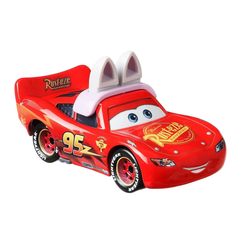 Véhicule Cars Lightning McQueen as Easter Buggy Disney Pixar à l'échelle 1:55