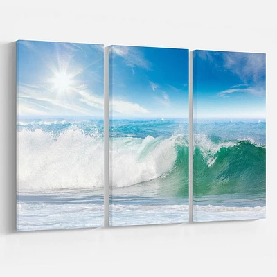 Designart Vagues blanches et bleues sous le soleil Art mural sur toile