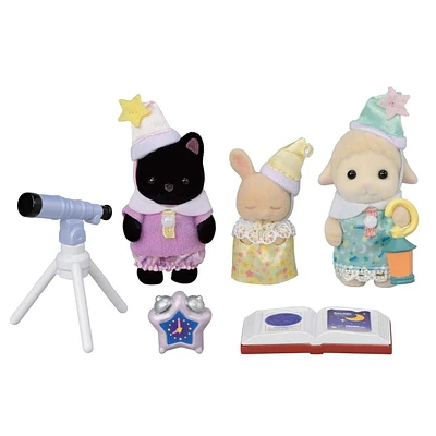 Calico Critters Nursery Friends - Trio de soirée pyjama, ensemble de 3 figurines de poupée à collectionner avec accessoires
