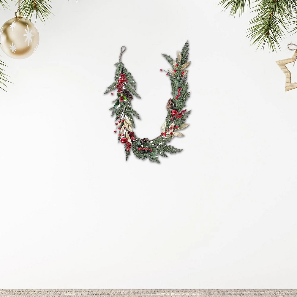 Feuilles D'Or De Noël Avec Baies Et Guirlande De Pin