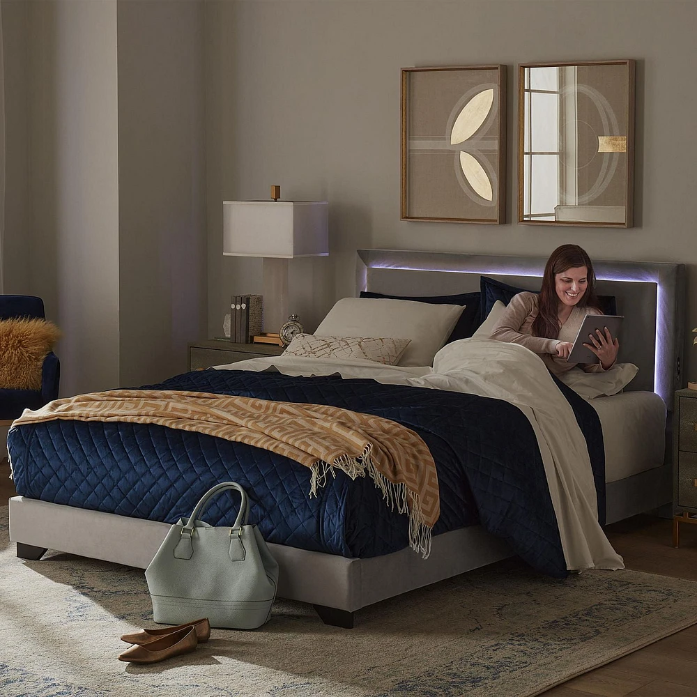 Lit rembourré complet Anchorage avec lumières LED et USB, par Hillsdale Living Essentials