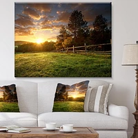 Designart Ranch clôturé au lever du soleil Art mural sur toile