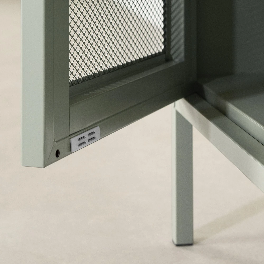 Table de bout avec porte grillagée en métal de la collection Crea South Shore