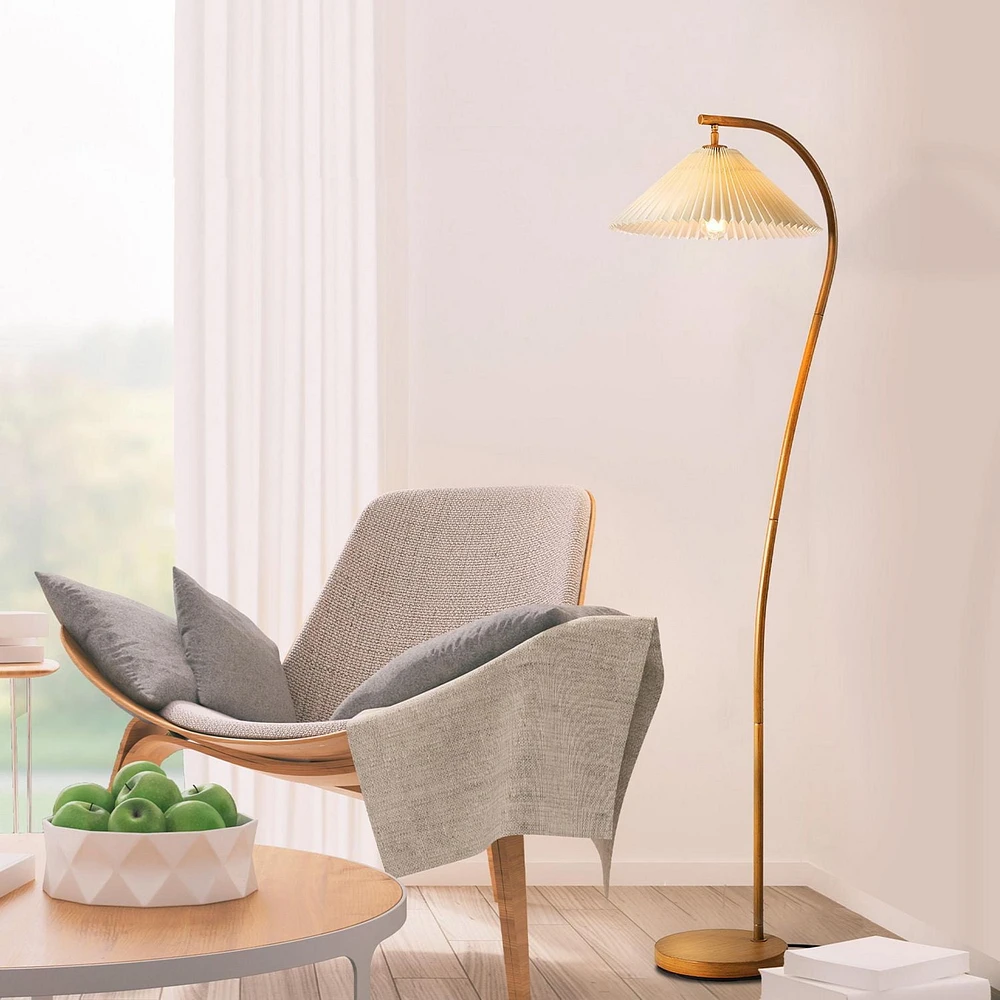 Lampe sur pied de 1,57 m (62 po) de Novogratz x Globe couleur bois avec abat-jour en tissu plissé blanc cassé<br>