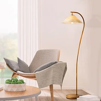 Lampe sur pied de 1,57 m (62 po) de Novogratz x Globe couleur bois avec abat-jour en tissu plissé blanc cassé<br>
