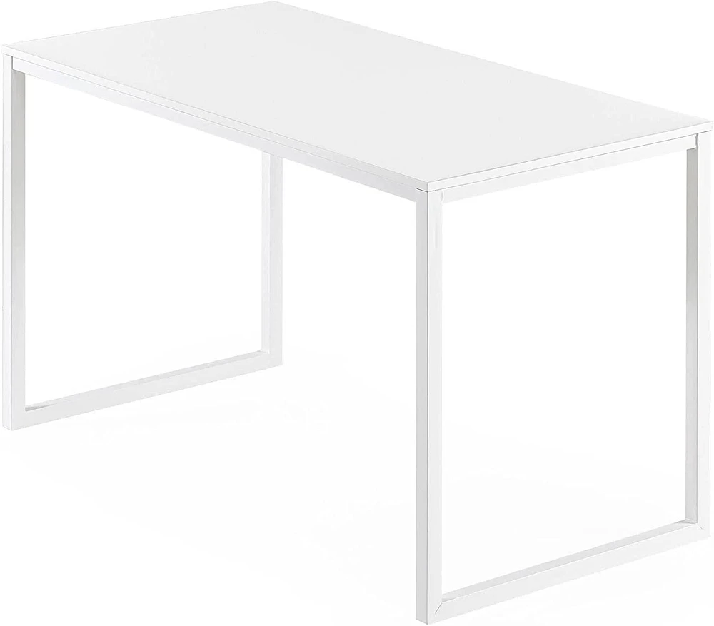 Jennifer 47 dans Brown Frame Desk