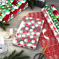 Papier d'emballage réversible – Hallmark (Pères Noël, joyeux messages, bonbons, pois, bonshommes de neige, rayures)