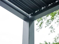 Pergola Vikos 10x13 en aluminium et persiennes en acier galvanisées